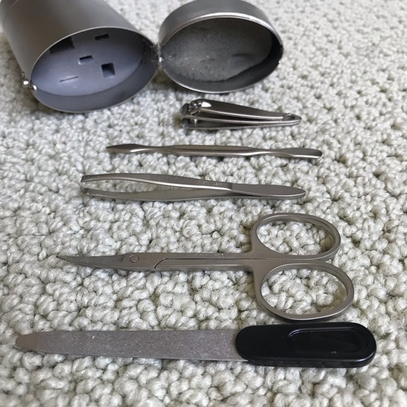 💅6 pc travel manicure kit in metal case, NWOT - Picture 2 of 5